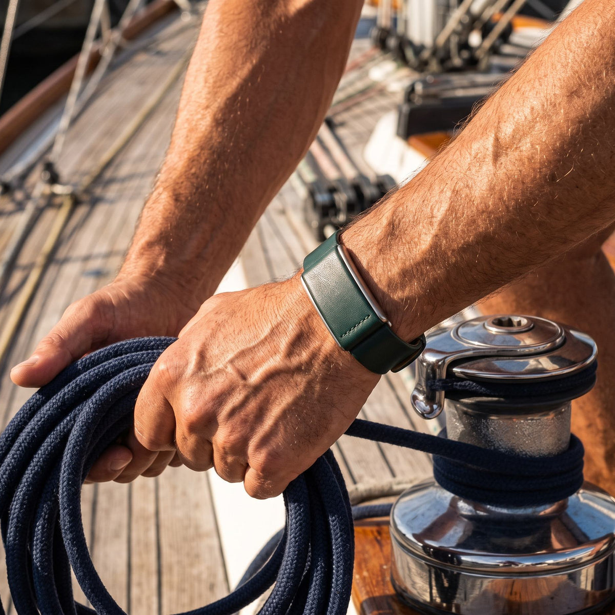 Ecoband 5.0 in Verde worn while coiling a line on a sailing yacht (Verde)