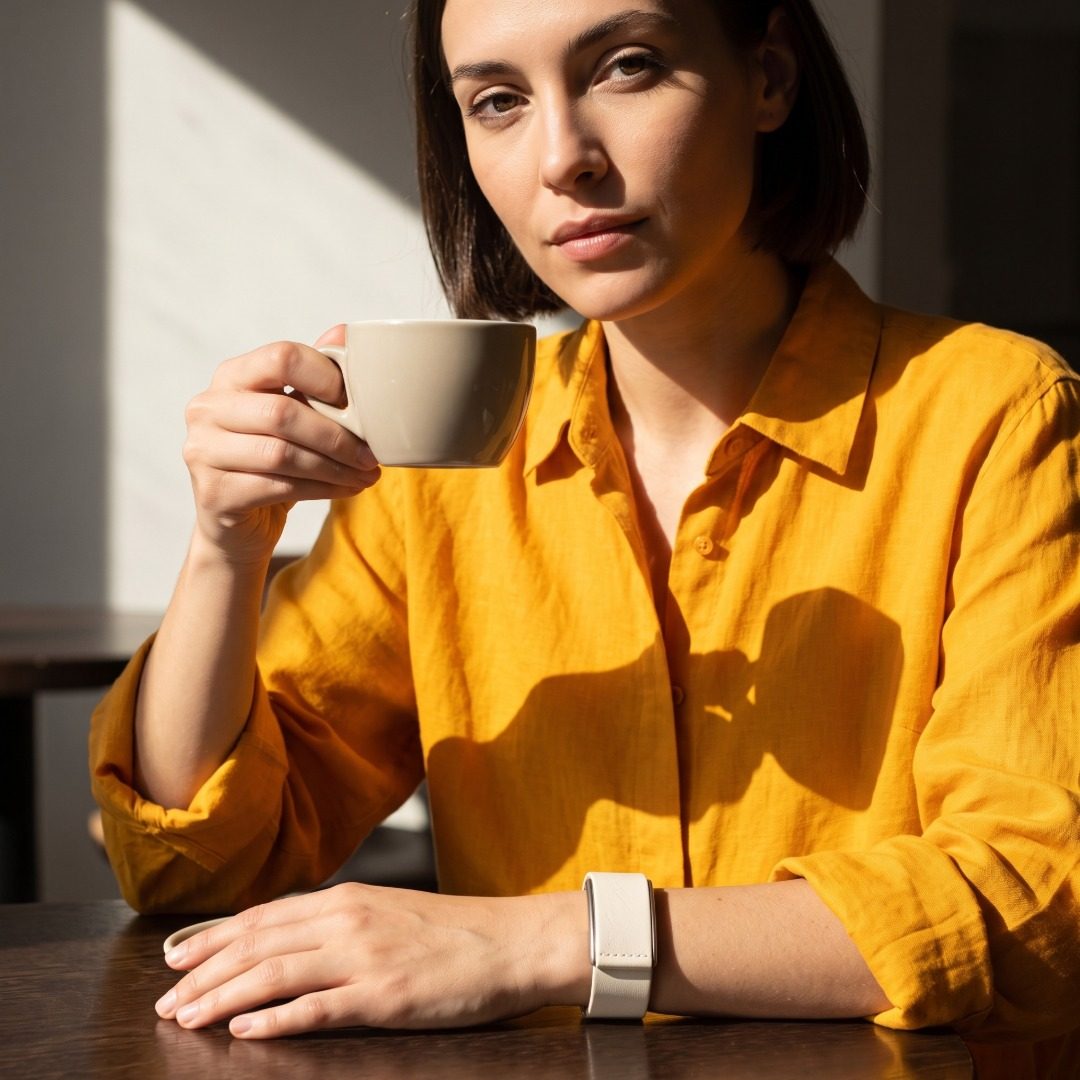Ecoband 5.0 in Bianco worn with a yellow linen shirt, morning light (Bianco)